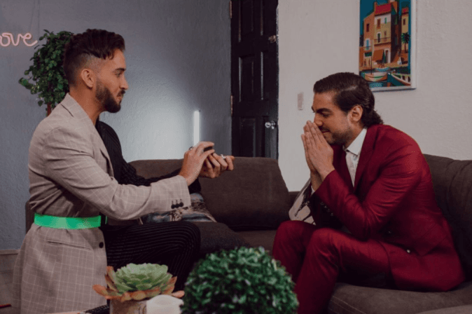 “Porque cuando he dudado de mí mismo, tú has sido las alas que me impulsan a seguir volando. Gracias por ser mi maestro, mi inspiración, pero sobre todo, gracias por amarme tanto como yo te amo. Porque al menos que sea contigo, deseo que esta historia se escriba para siempre y hoy te quiero hacer esta pregunta: Rubén Kuri, ¿te quieres casar conmigo?”, preguntó casi de inmediato Roberto Carlo al terminar el video.
