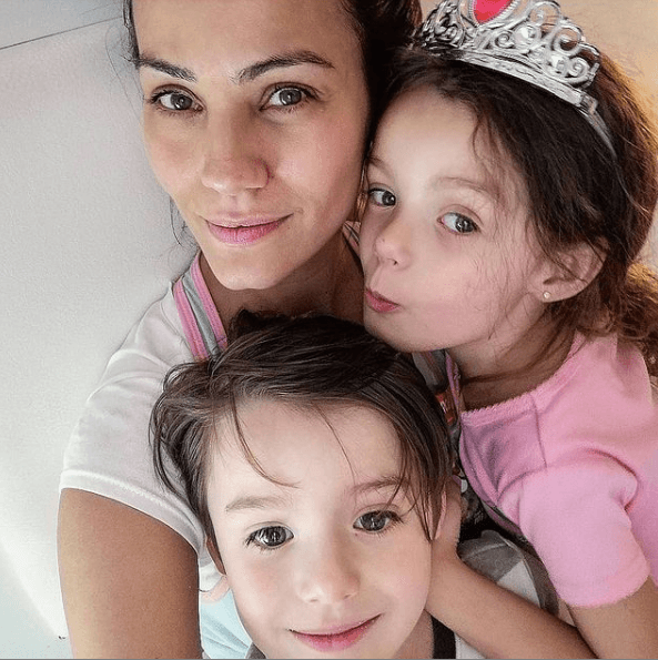 Tras varios años de matrimonio con Ramiro Fumazoni, la actriz puertorriqueña Jessica Más recibió a sus mellizos Bianca y Ramiro en julio de 2015.