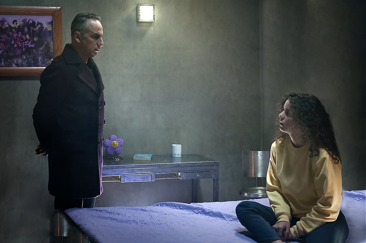 ¡Estamos intrigados por saber quién es Diana Santos y qué intenciones tiene el Coronel Morrison con ella!