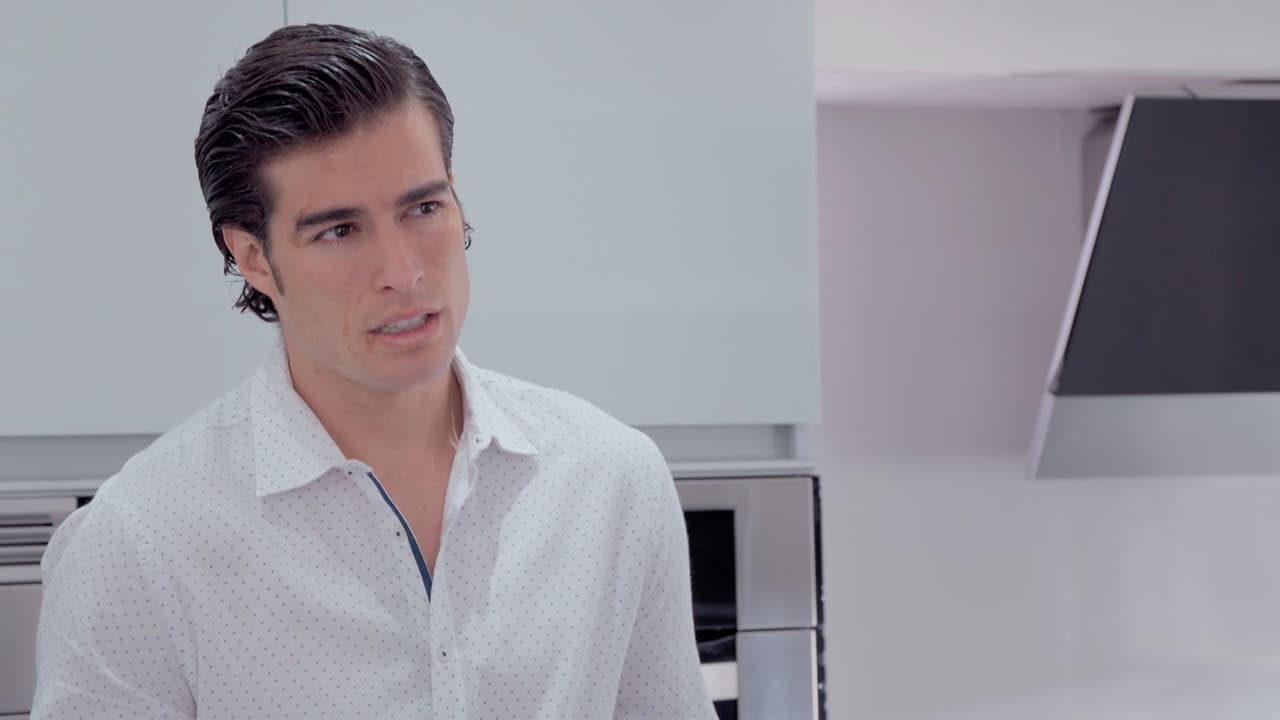 'Omar Cifuentes' es un joven educado, nacido en una familia privilegiada y aunque al principio su estilo es sobrio y refinado, cuando adquiere una identidad secreta para invesigar la muerte de su padre, su estilo se transformará.