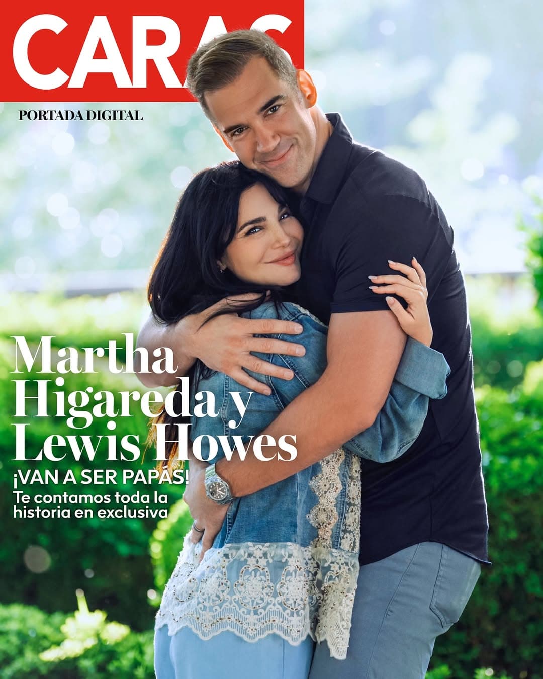 Martha Higareda y Lewis Howes posan para CARAS.