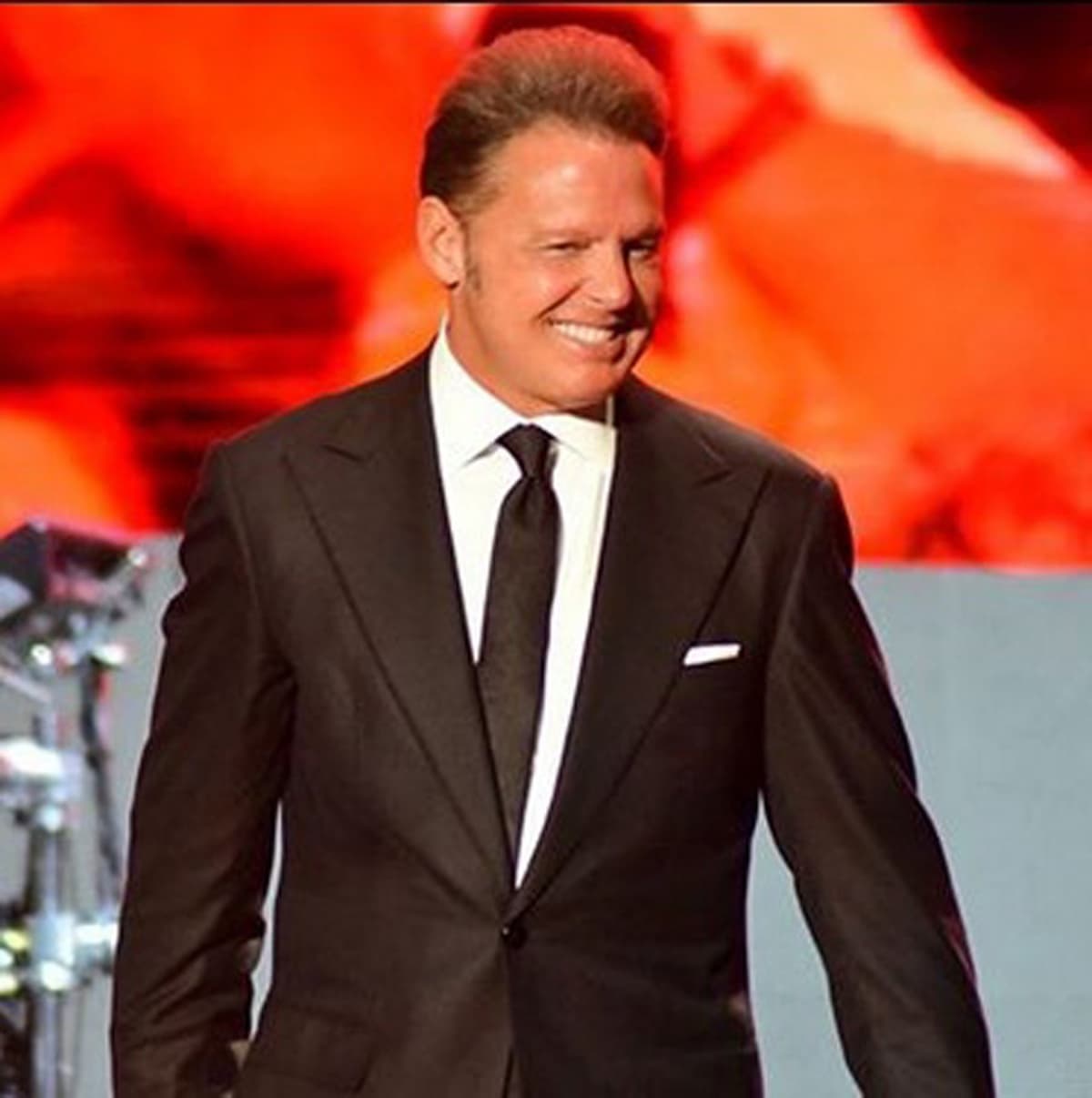 Hermano menor de Luis Miguel impacta por su forma de cantar y difunden video inédito