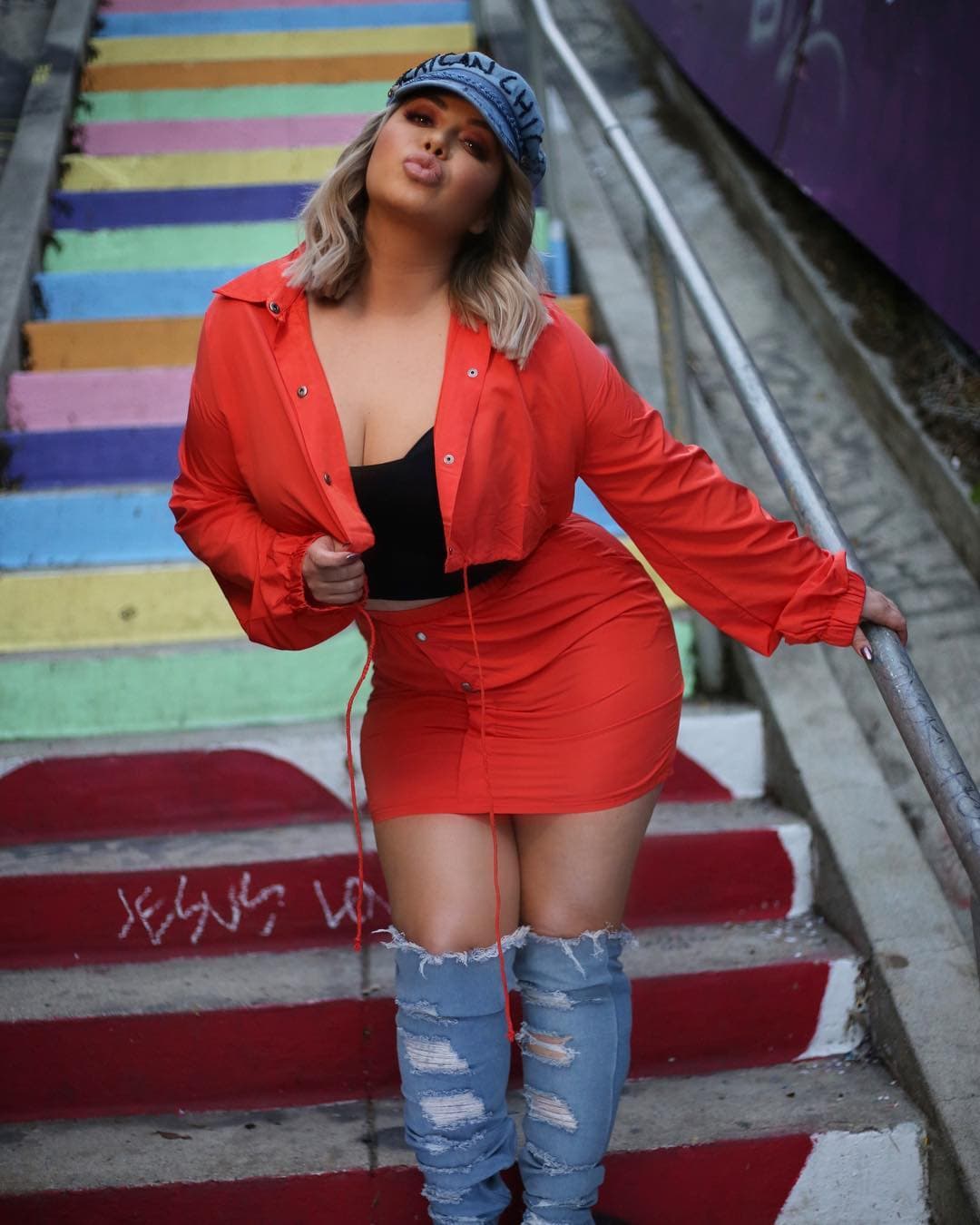 Tras ser llamada ‘payaso’, Chiquis Rivera responde con foto en minifalda