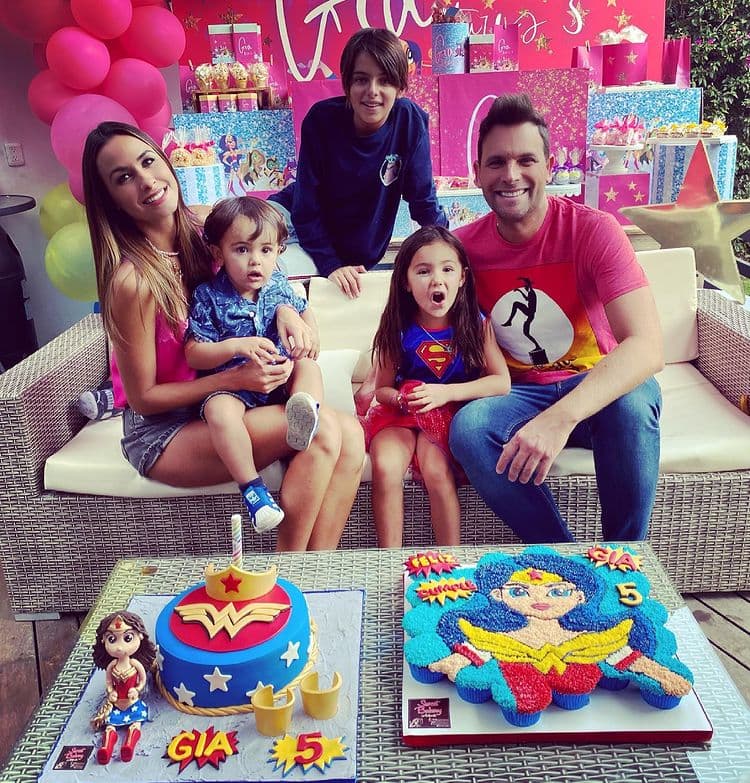 Debido a la pandemia, la fiesta contó con muy pocos invitados, entre los que estaba Santino, medio hermano de Gia.