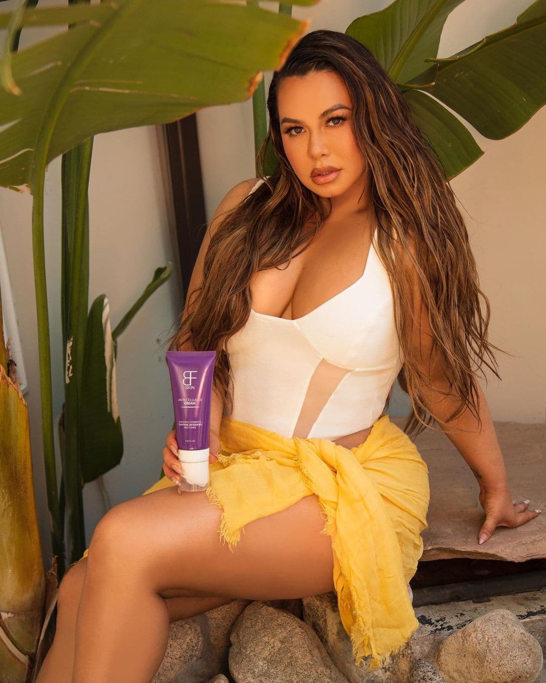 Chiquis Rivera muestra sus glúteos sin rastro de celulitis en explícito video; divide opiniones