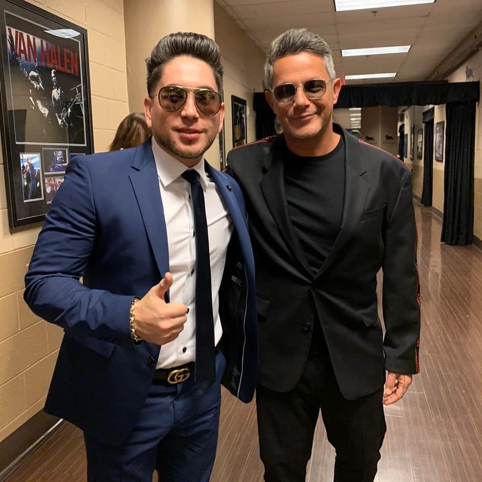El Bebeto estuvo presente en los Grammy Latino y sorprendió a todos con su look más casual.