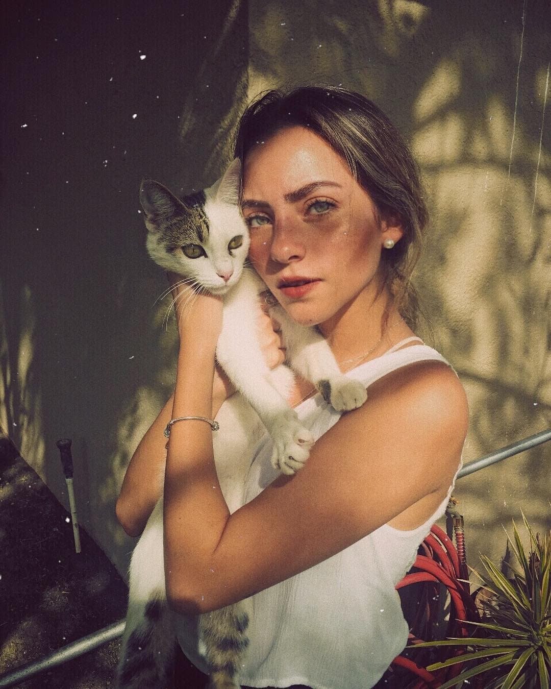 Camila eclipsa las redes con su mirada