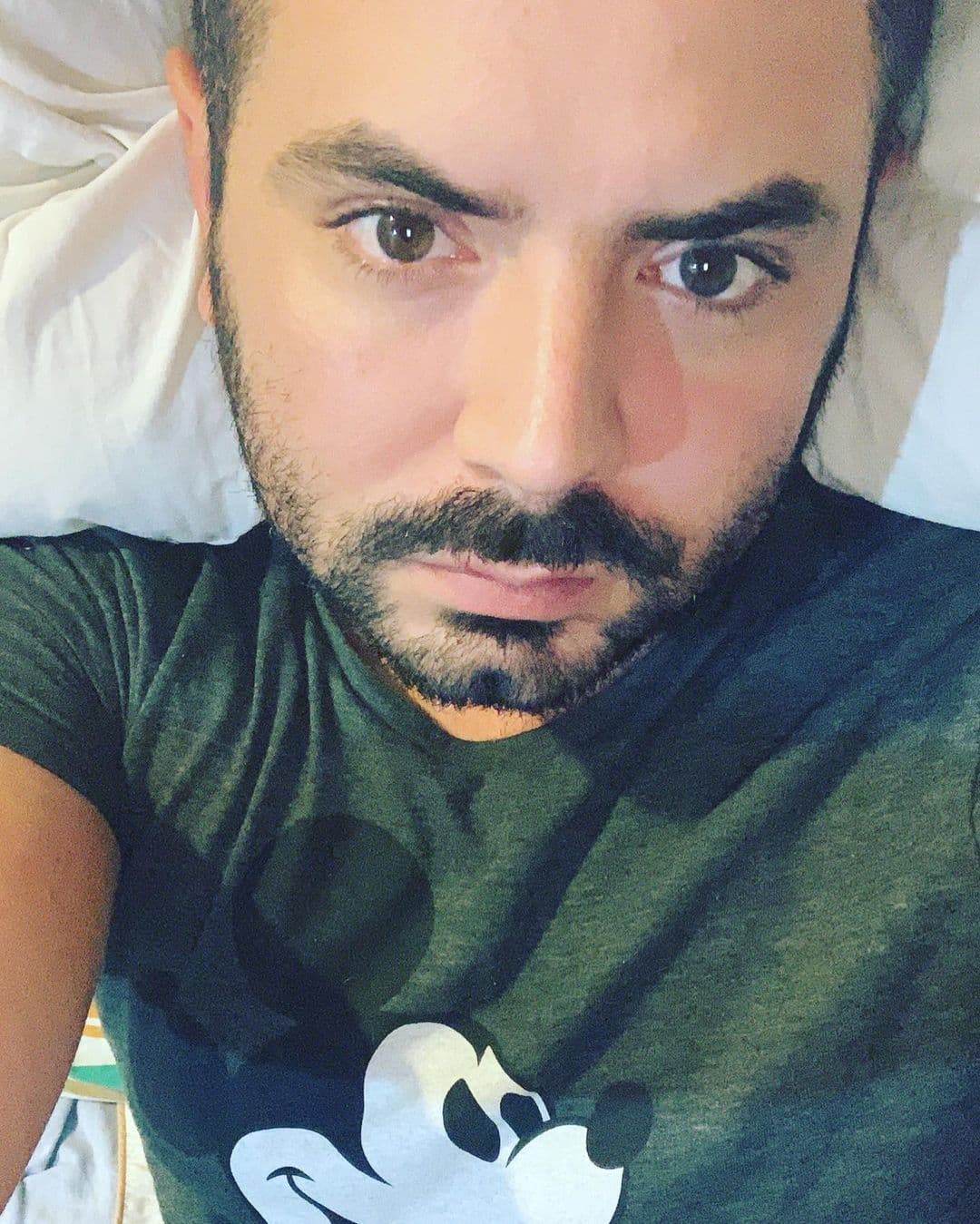 José Eduardo Derbez también compartió su experiencia con el virus. “Me llegan los resultados positivos (…) y me puse muy mal, me espanté mucho (…) Lloré bastante, me angustié. No sabía cómo decírselo a mi familia, no sabía cómo contarles, sobre todo, cuando me había estado cuidando tanto (…) Ahora ya estoy bien (…) si me ven (…) no se vayan a espantar ni me hagan el feo porque ya no contagio (...) ya estoy libre de Covid”, explicó en su canal de YouTube.