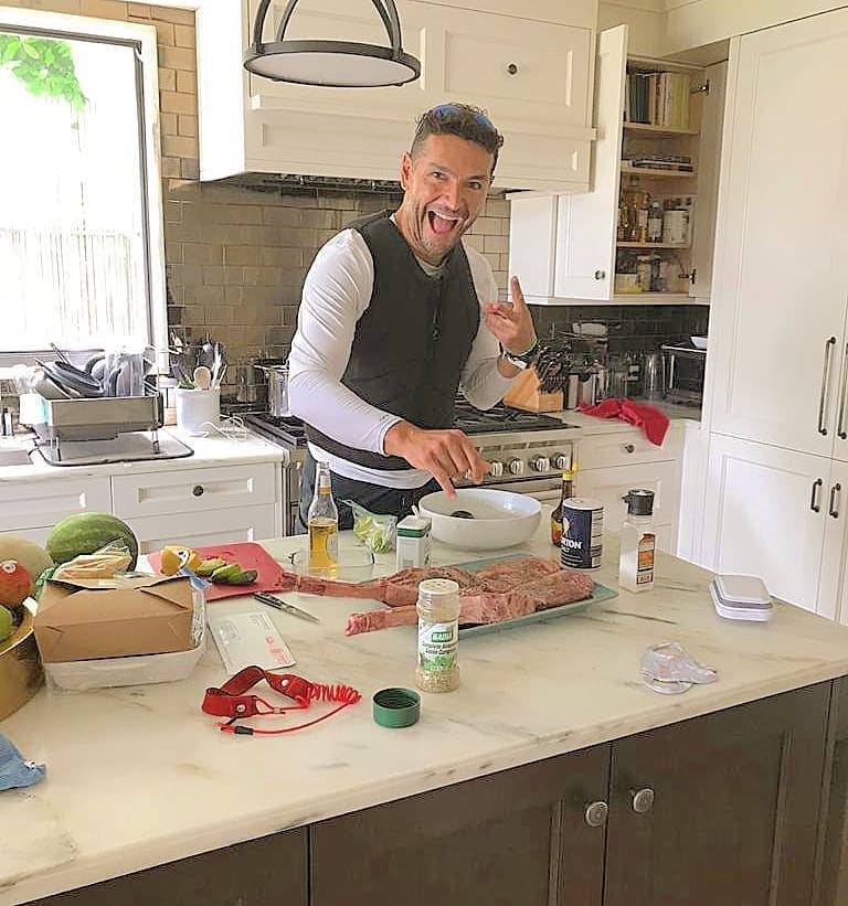 La cocina conserva las mismas tonalidades blancas tanto en los gabinetes como en la isla que se encuentra al centro, justo detrás de la estufa y el fregadero.