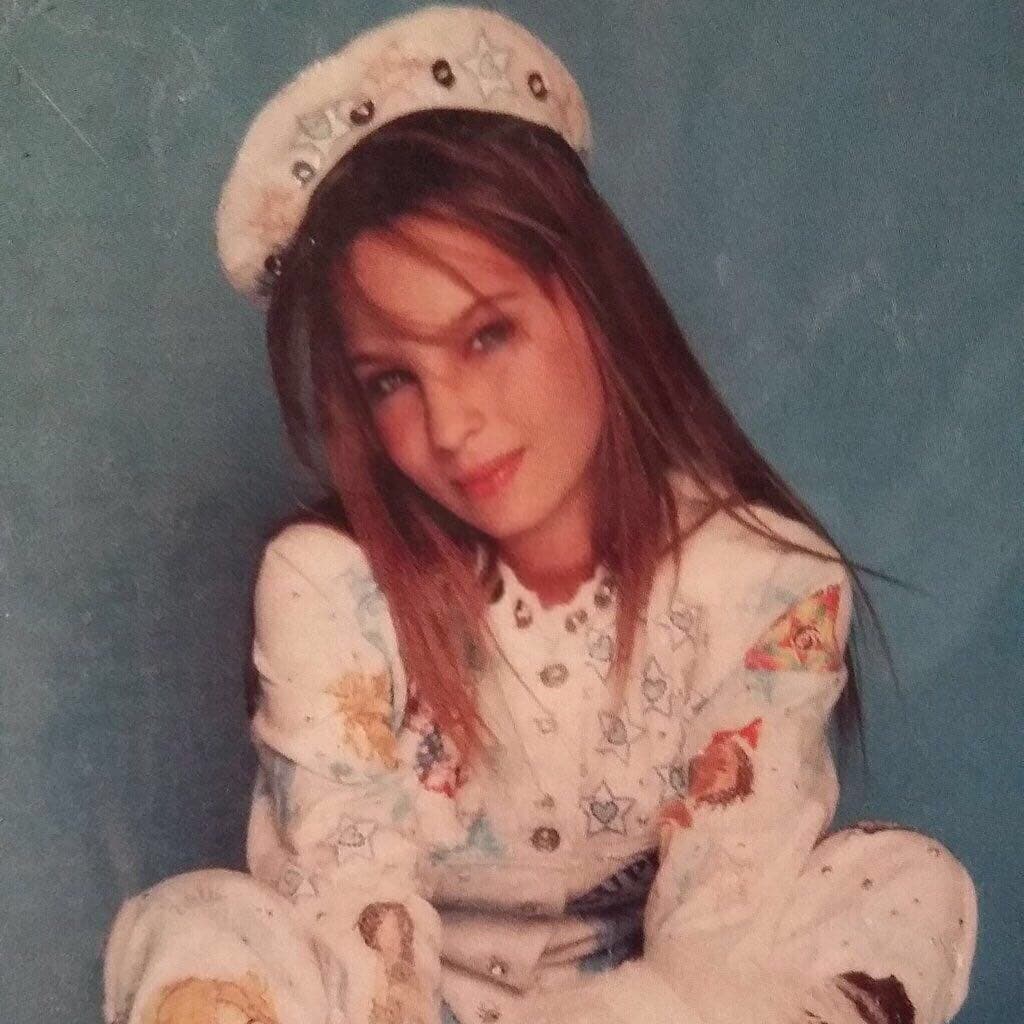 Desde pequeña mostró su talento al grabarse cantando y actuando a manera de juego, pero fue en 1999 que asistió a su primer casting de manera profesional.