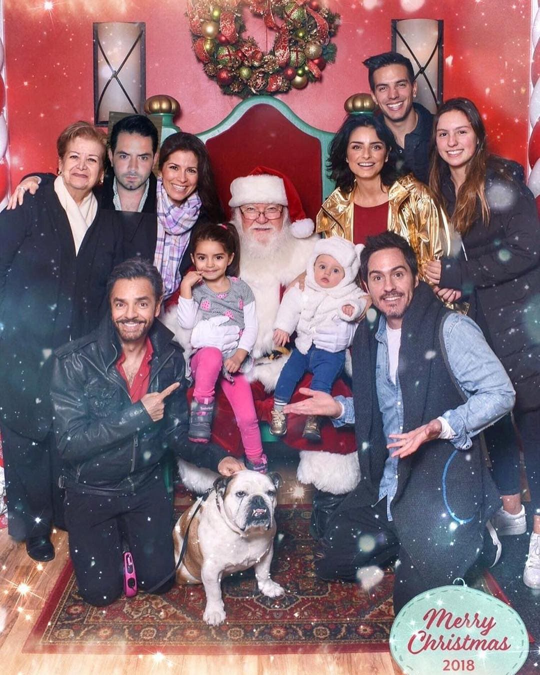 Pero la pareja no es la única que mostró el crecimiento de la pequeña. Eugenio Derbez, su esposa Alessandra Rosaldo y Vadhir Derbez también compartieron tiernas imágenes junto a la pequeña, destacando que llegó a unir más a la familia y lo cercana que se ha vuelto a Aitana.