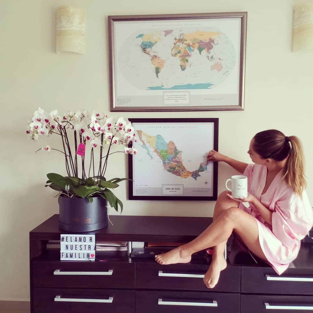 Una de las pasiones de Sherlyn son los viajes, por lo que en el comedor se aprecian dos mapas: uno del mundo y otro de México.