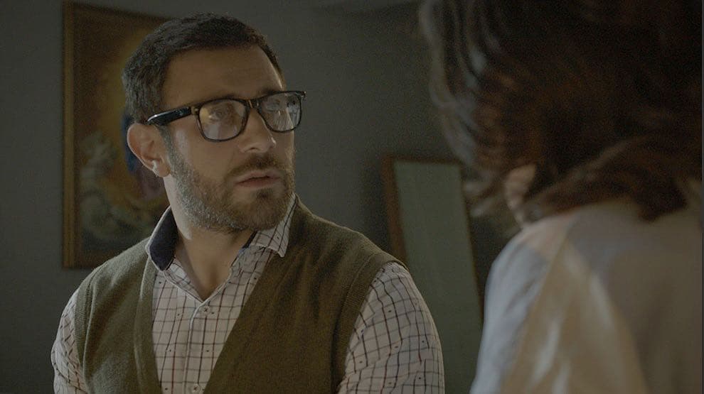 Carlos Ferro protagoniza "Los Elegidos" dando vida a Mario, un hombre que hace retratos hablados en el Ministerio Público, aunque su sueño es ser ilustrador de libros. Es padre de Carlitos.