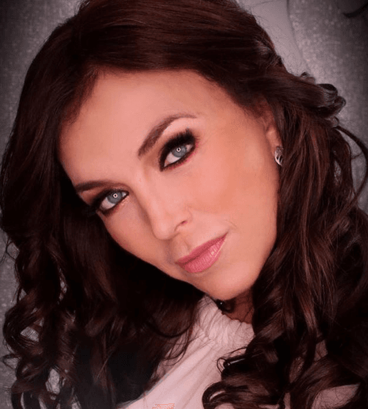 Laura Flores también ha sido otra de las estrellas que ha utilizado sus famosas extensiones para conseguir una cabellera más larga y abundante.