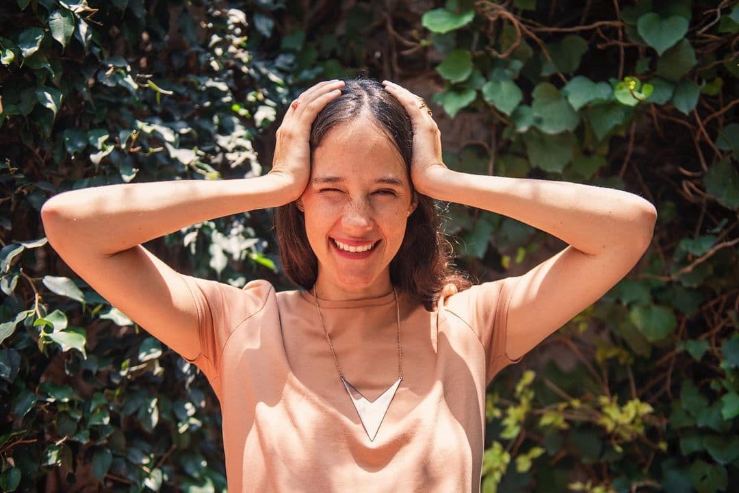 Fue a través de su cuenta oficial de Instagram que la cantante compartió una serie de grabaciones en las que posó en un espectacular y entallado vestido negro, que dejó al descubierto que poco a poco ha ido recuperando su figura.