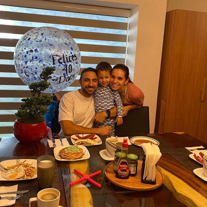 El comedor quedó al descubierto en la reciente celebración del Día del padre, donde se observó que todos los muebles son de color caoba y que van en coordinación con el resto de la decoración del hogar.