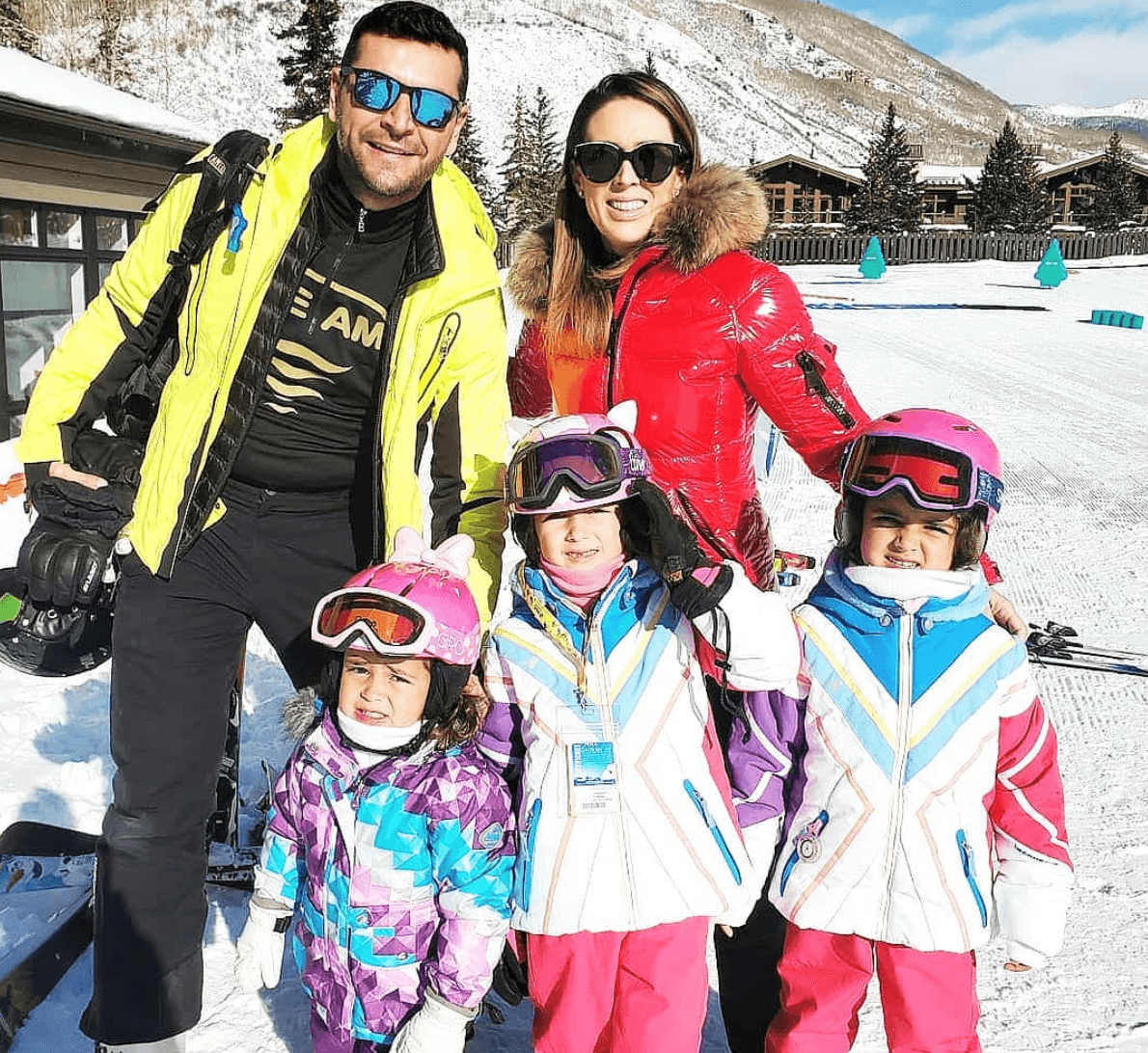 Martín Fuentes, esposo de Jacky Bracamontes, muestra cuál de sus cinco hijas es igualita a él