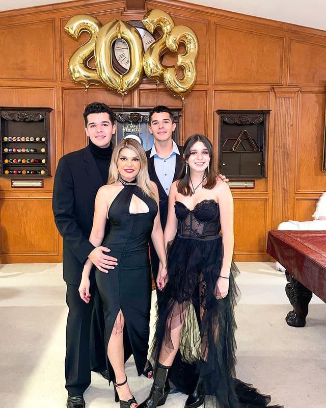 Itatí Cantoral junto a sus tres hijos en Año Nuevo.