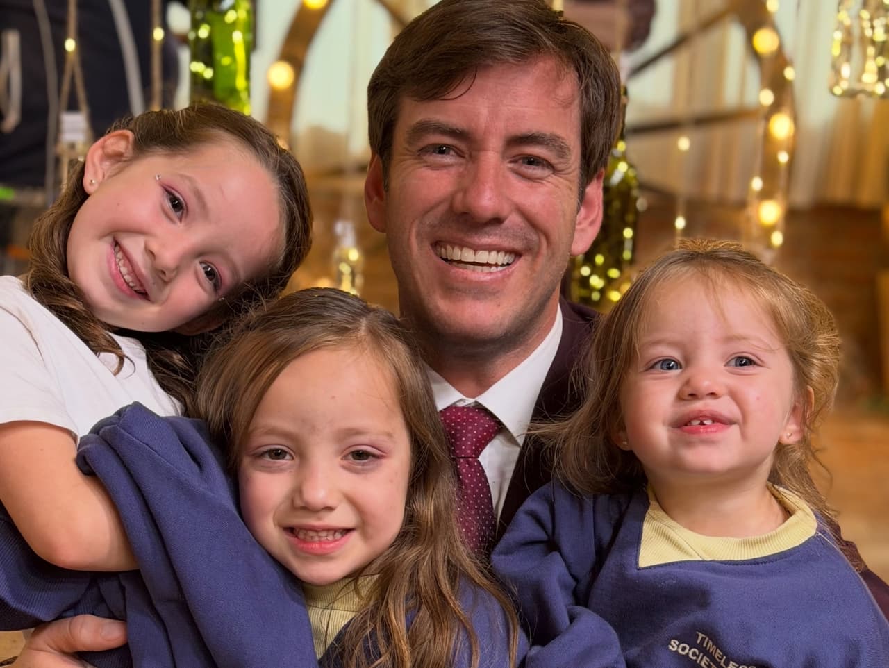 Juan Diego Covarrubias y sus hijas.
