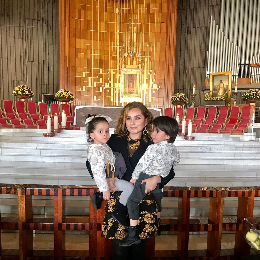 Hijos de Jorge Salinas enternecen al maquillar a Elizabeth Álvarez: ‘Me están dejando muy bonita’