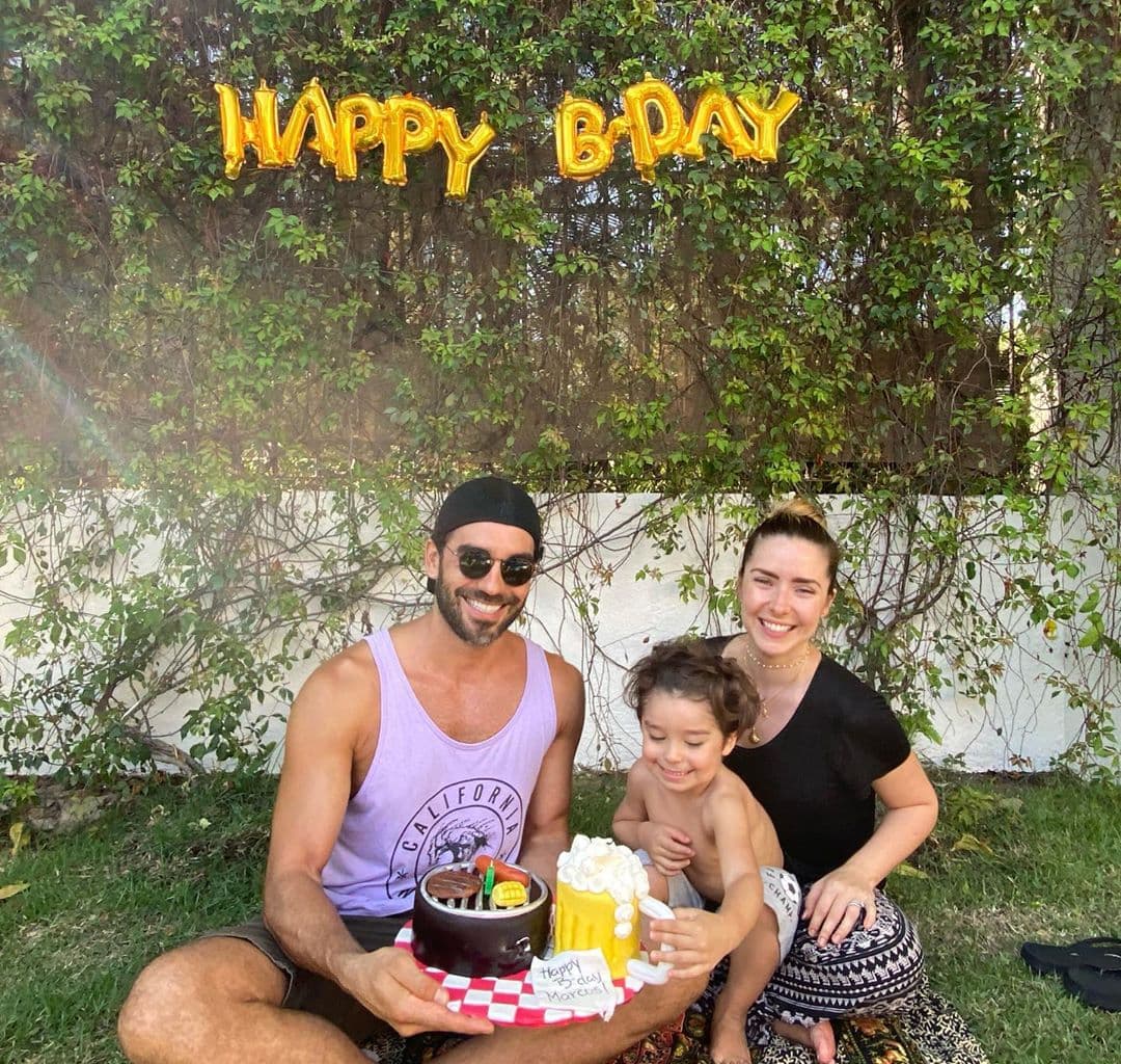 “Celebrando mi cumple muy bien acompañado. ¿Ya vieron el pastel? Muchas gracias mi amor por el detalle… gracias a todos por sus felicitaciones… por cierto, hay un ratoncito en la foto…”, expresó en su publicación.