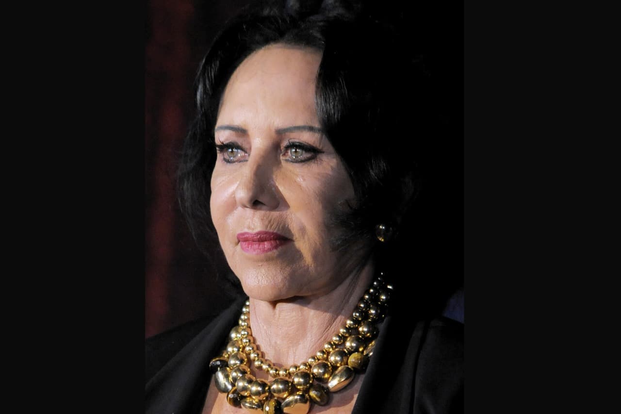 En cuanto a la causa de su muerte, hasta el momento se han dado a conocer dos versiones distintas, ya que una apunta a que fue un tema médico cardiáco y otra a que fue a causa de una complicación del sistema digestivo.