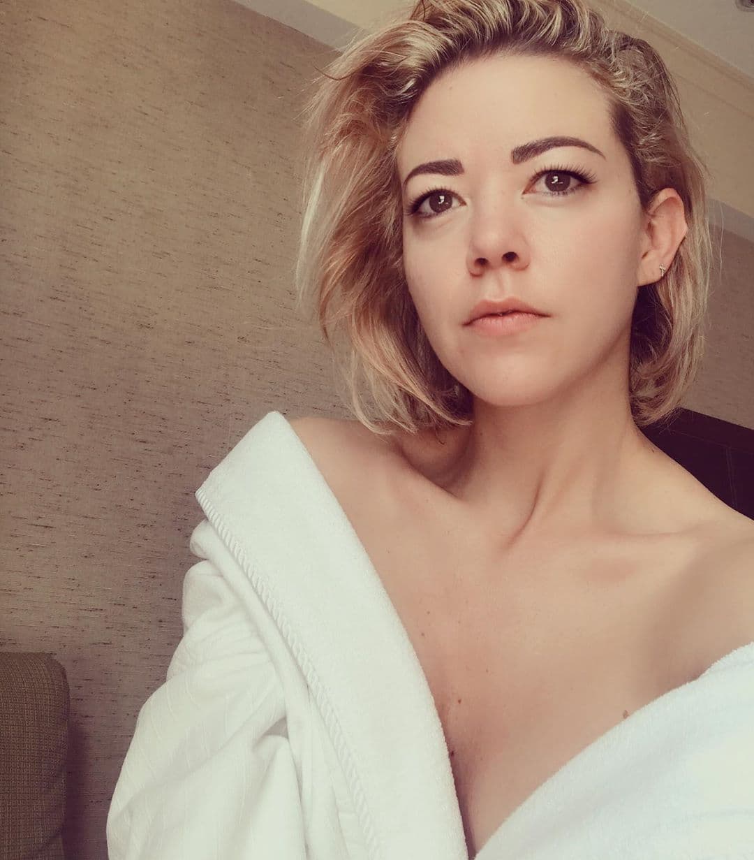 “Después de muchos meses, empiezo a sentirme estable y cómoda con mi cuerpo. Casi año y medio de un proceso físico y emocional que no fue ni fácil, ni rápido para encontrar el mejor estado de mi cuerpo, para mi salud, mi trabajo y mi bienestar mental, después de haber subido 12 kilos”, enfatizó en agosto pasado.