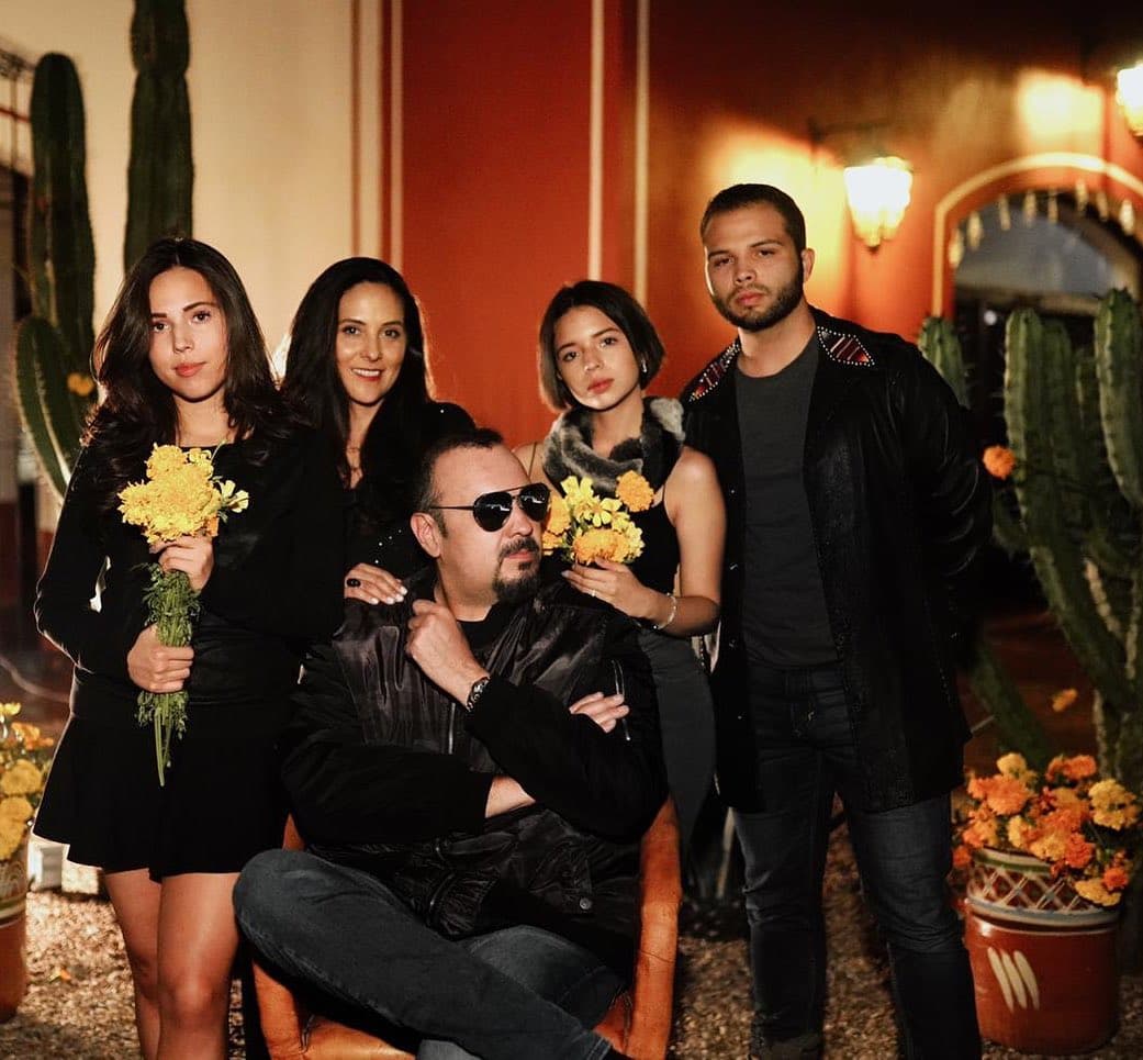 Desde 1997 Aneliz Álvarez-Alcalá sostiene un sólido matrimonio con Pepe Aguilar, fruto de su relación tuvieron a sus tres hijos: Aneliz, Leonardo y Ángela.