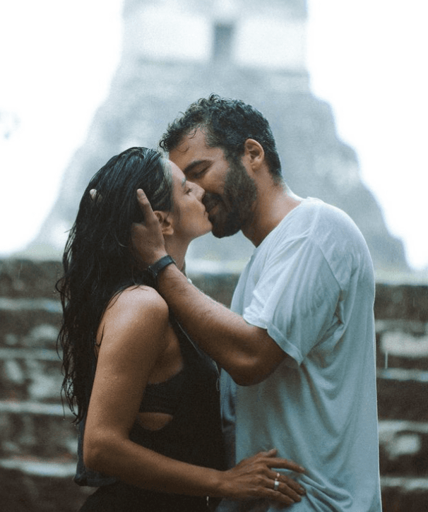 Actualmente, la actriz sostiene un romance con Jonathan Kubben, quien también confirmó la noticia con una romántica imagen y un mensaje: “(...)Lo único que sé es que soy inmensamente feliz cuando estamos juntos así. Aunque se caiga el mundo o lluevan problemas, nada importa si estamos juntos disfrutando el ahora(...)", expresó el fotógrafo, quien ya se había dejado ver con Derbez desde hace varios meses.