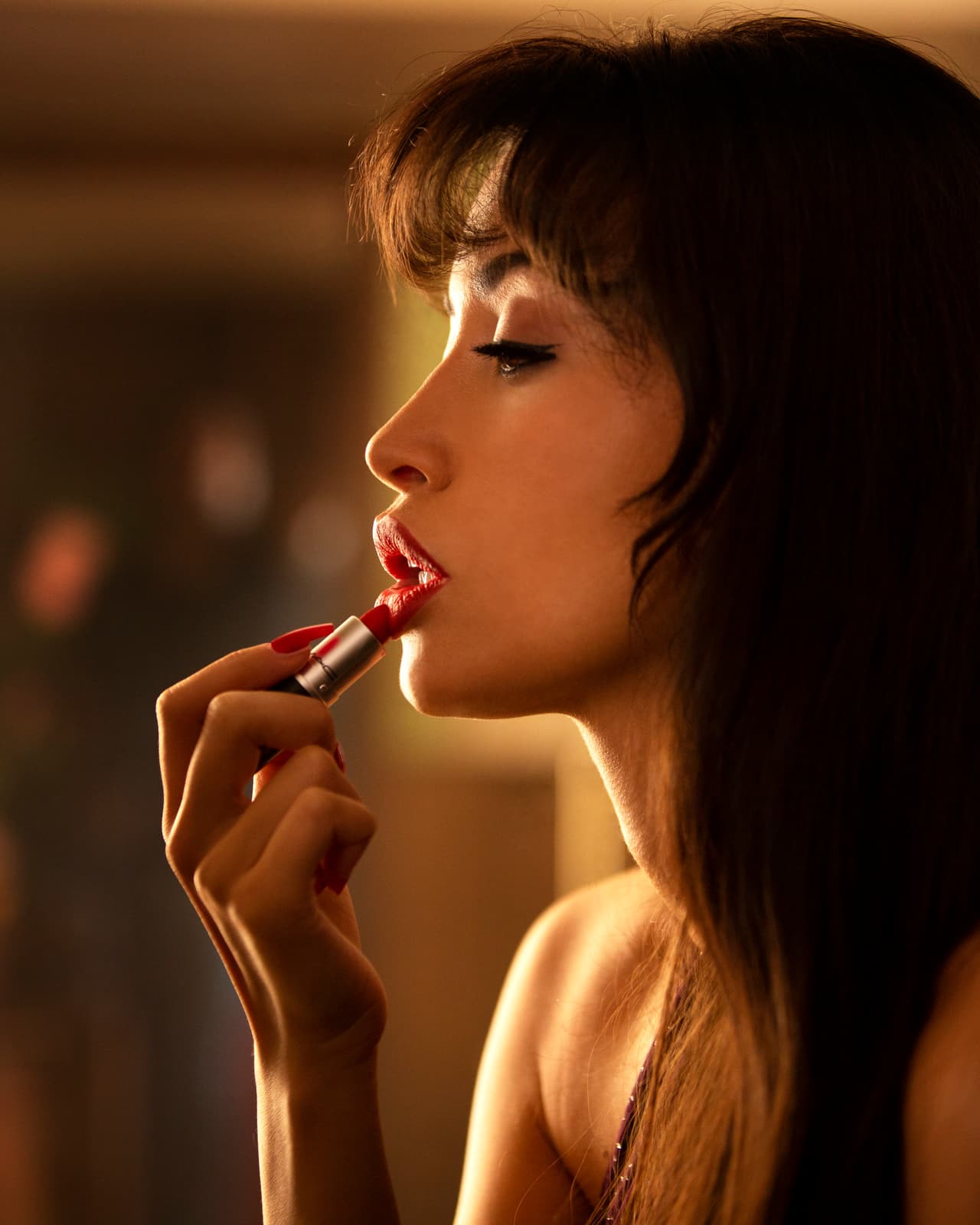 Tras este anuncio, Netflix compartió las primeras imágenes de Christian Serratos como Selena Quintanilla, donde se destacó el gran parecido que tiene con la llamada ‘Reina del Tex-Mex’ y el famoso jumsuit morado que se volvió un ícono en la carrera de Selena.
