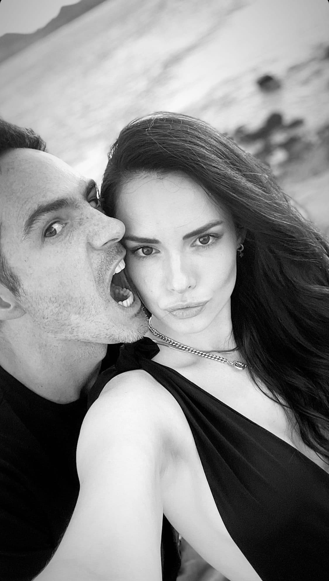Y es que desde el pasado fin de semana, la pareja disfruta de unas románticas vacaciones por Cabo San Lucas, en Baja California, destino turístico donde se han dejado ver abrazados y hasta besándose.