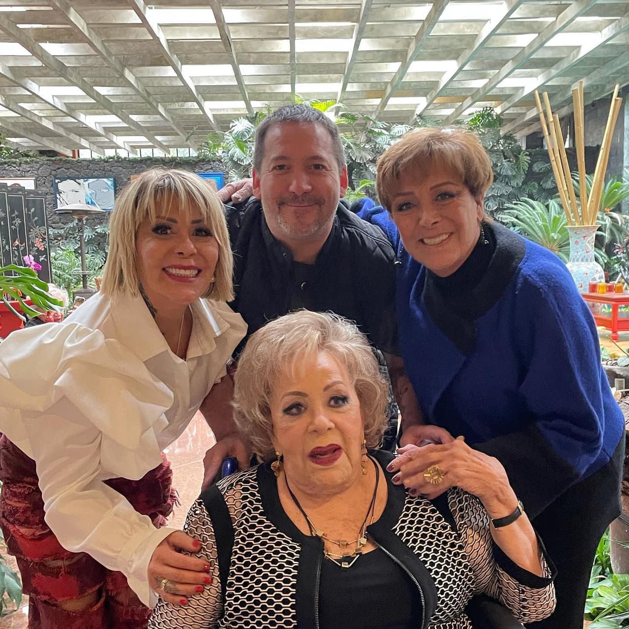 Luis Enrique Guzmán presume foto con Sylvia Pasquel tras polémica