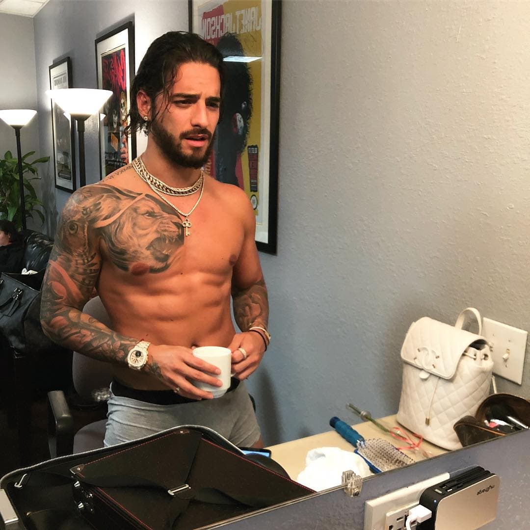 Parece que Maluma disfruta mucho quitándose la camisa.