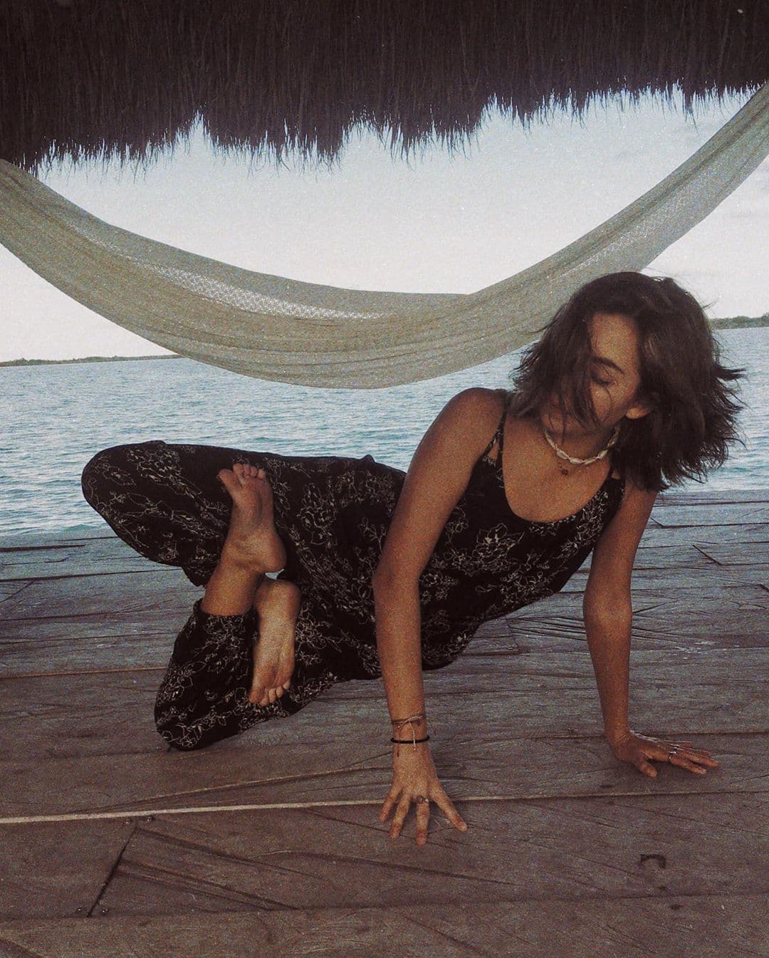 “Yo creo que la madurez no tiene edad, y la experiencia te la dan los ‘madrazos’ que te pone en frente la vida”, explicó la joven, “yo me describo como una niña que era muy inconsciente, impulsiva, menos empática y con mucho miedo y ansiedad. Ahorita aprendí a trabajar en ello y dejarme sentirlo, y no es ahora sea perfecta, sino que ya se me querer, así como soy. Me permito ser más vulnerable”.