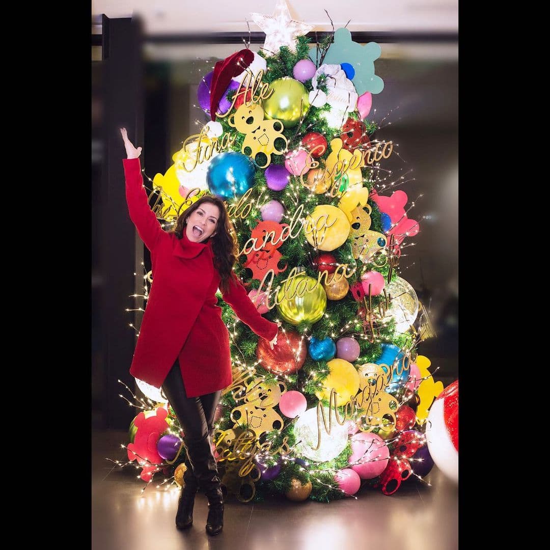 Alessandra Rosaldo - La cantante posó junto a su árbol usando lo que consideramos, uno de los outfits ganadores de la temporada. Sobrio, elegante, festivo, eso logró la también actriz con unos pantalones negros tipo piel y un saco largo de color rojo. ¡No necesitas más!