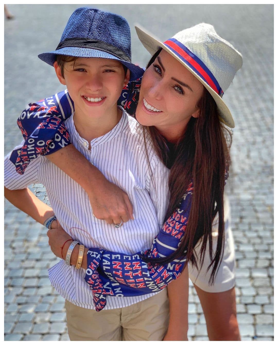 “Muchas veces me preguntan (…) ¿cuántos hijos tengo? Déjenme les cuento que SÍ, que Mayito, el hijo más grande de mi esposo, no lo parí yo, pero lo siento como si así hubiera sido, se ha convertido en otro hijo más para mí. No me cansaré de agradecer el hijo de corazón que Dios me regaló, créanme que es un niño que llegó a mi vida para quedarse en ella”, compartió con sus seguidores en noviembre de 2017.