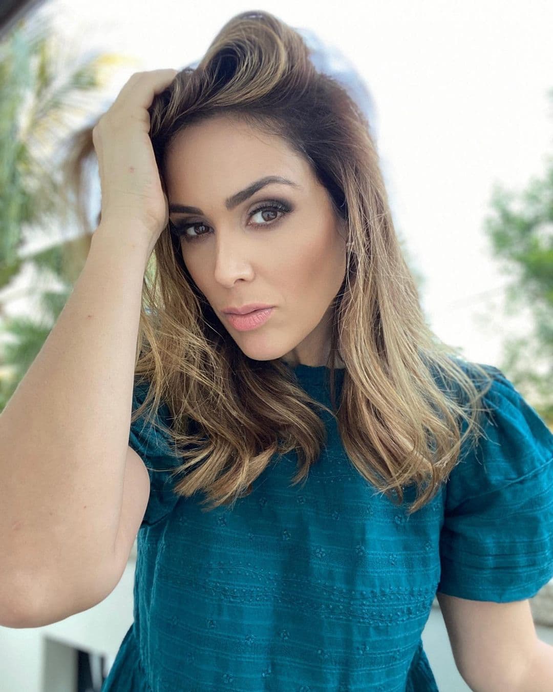 Jacqueline Bracamontes impacta al posar con provocativo traje de baño frente a la orilla del mar