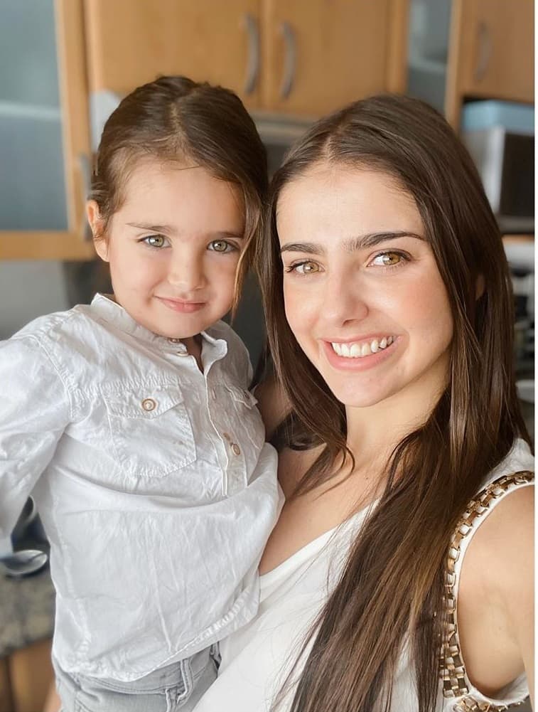 Hijo de Michelle Renaud la pone a limpiar y le juega broma: ‘Qué linda te ves trapeando Esperancita’