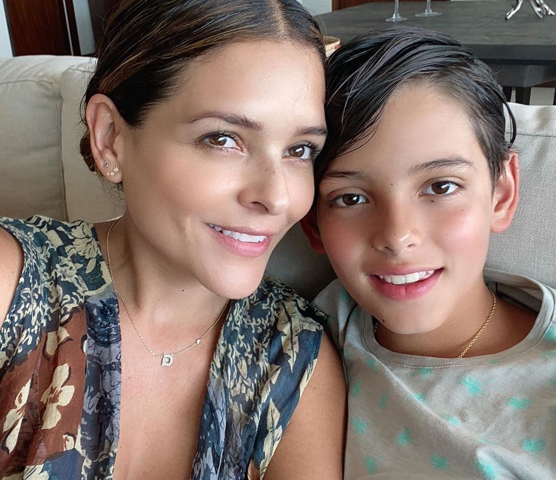 Grettell Valdez junto a su hijo Santino.