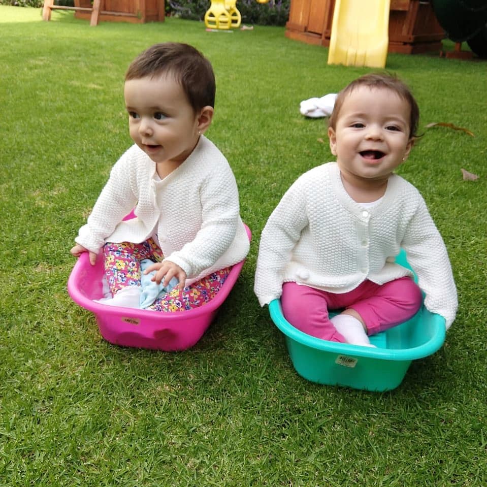 Los fieles admiradores de Jacky Bracamontes se desviven en elogios para Emilia y Paula afirmando que son el vivo retrato de su madre. “Qué belleza de niñas”, “Igual de bonitas que la mamá”, “Todas tus hijas parecen princesas”, “Qué hermosas”, son algunos de los comentarios que se pueden leer en Instagram.