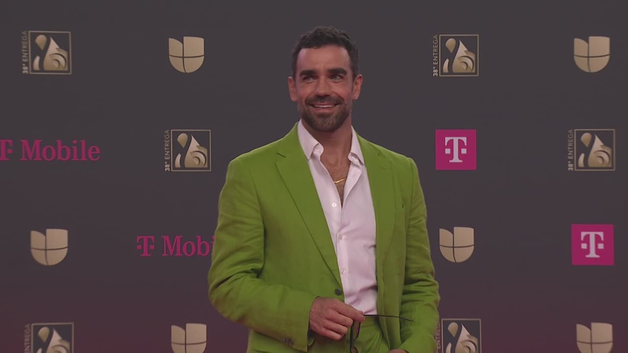 Marcus Ornellas sorprende con su atrevido look en la alfombra magenta de Premio Lo Nuestro 2026
