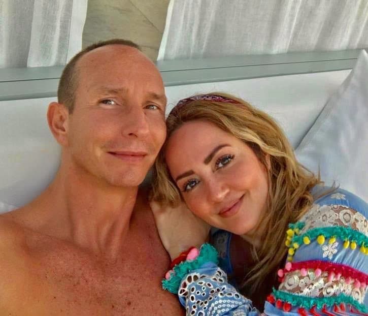 Al borde de las lágrimas, Andrea Legarreta festeja su aniversario con Erik Rubín