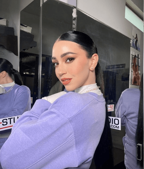 El siguiente romance concocido del intérprete de 'No te contaron mal' sería con la cantante Estibaliz Badio en 2018. Sobre qué fue lo que causó su ruptura, la joven contaría en una entrevista que ambos eran muy jóvenes y recién empezaba su carrera en la industria musical.