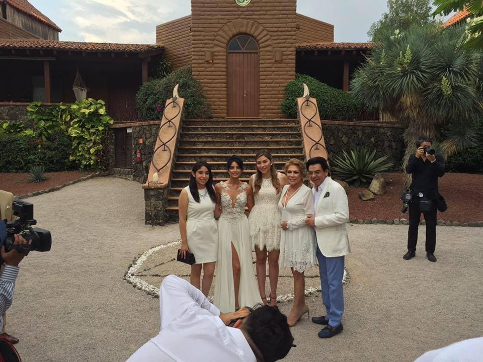 Una de las últimas fotografías en las que el ‘Señor Aguilera’ posó junto a su hijastra fue en su boda en 2016 en Tepoztlán, Morelos.