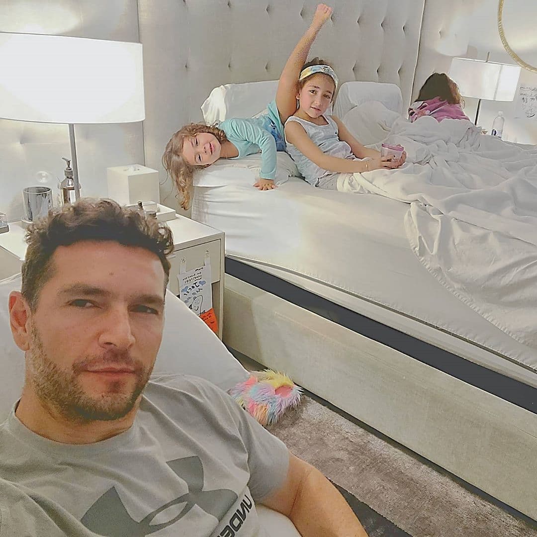 Mientras Martín Fuentes y sus hijas -Jacky, Renata y Carolina- esperaban los resultados de su prueba de COVID-19, el corredor organizó divertidos juegos para pasar los días de encierro. Incluso, hasta pidió ayuda a sus seguidores porque las ideas se le estaban agotando. “Se me están acabando los juegos.... necesito sugerencias por favor….”, dijo.