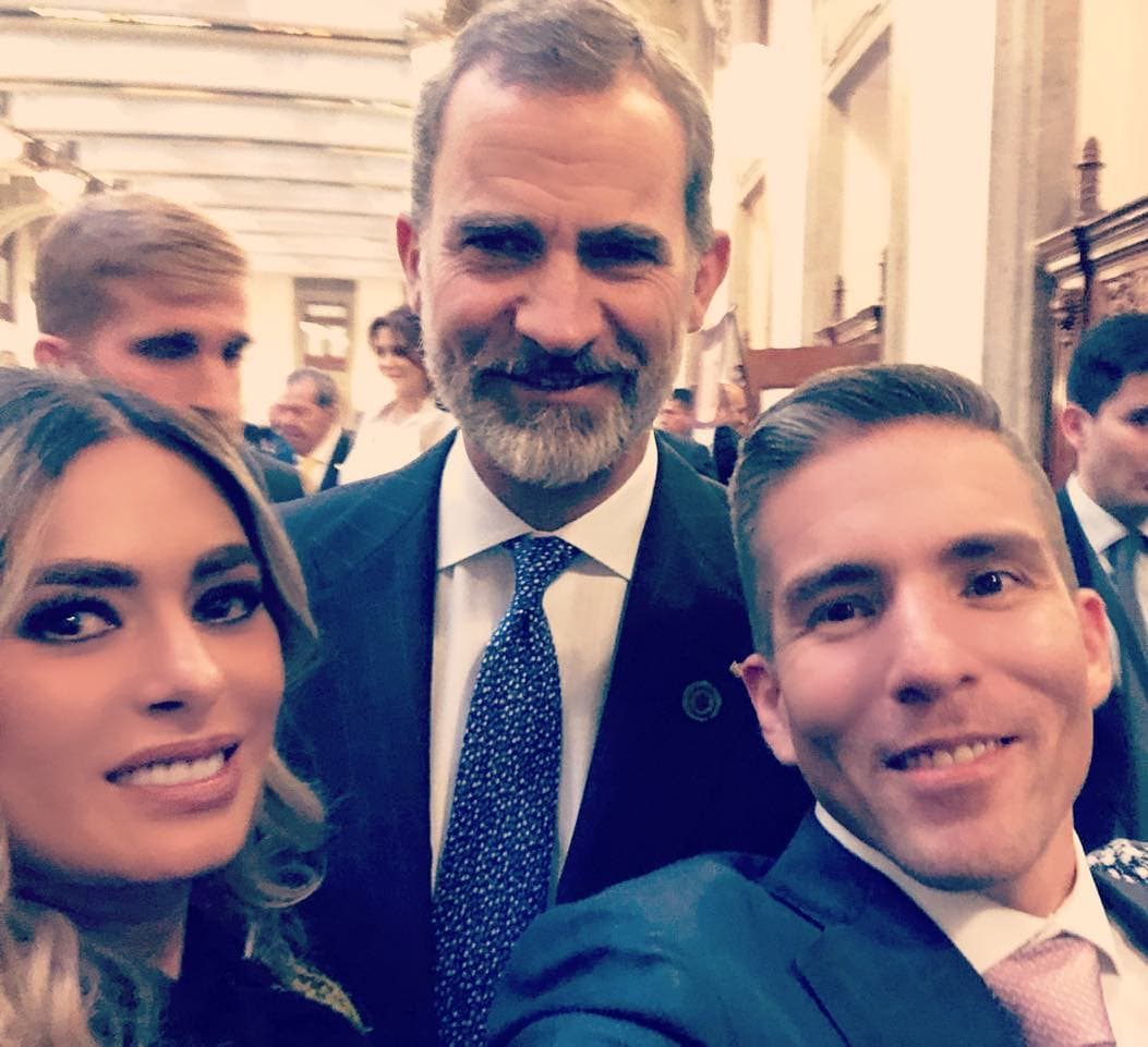 Montijo se codeó con políticos, empresarios y personalidades destacadas que se dieron cita en el lugar. Aquí con el Rey de España.