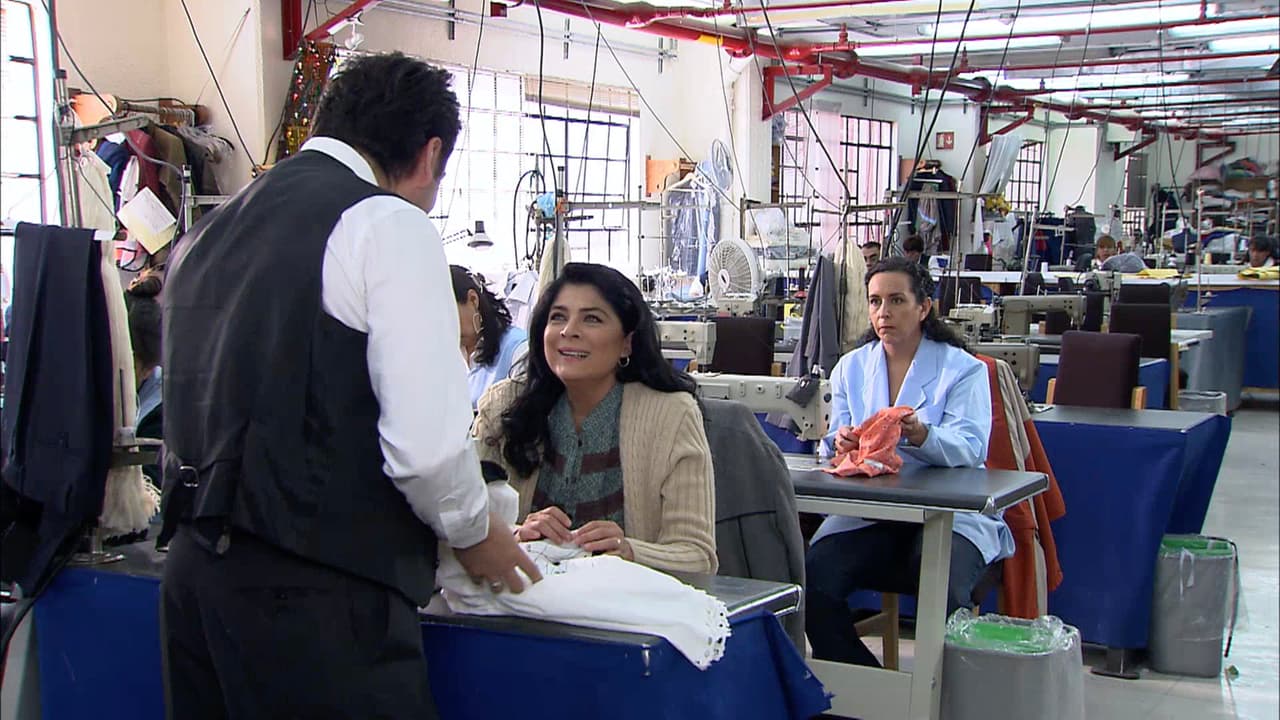 Consigue trabajo en una maquiladora en Tijuana.