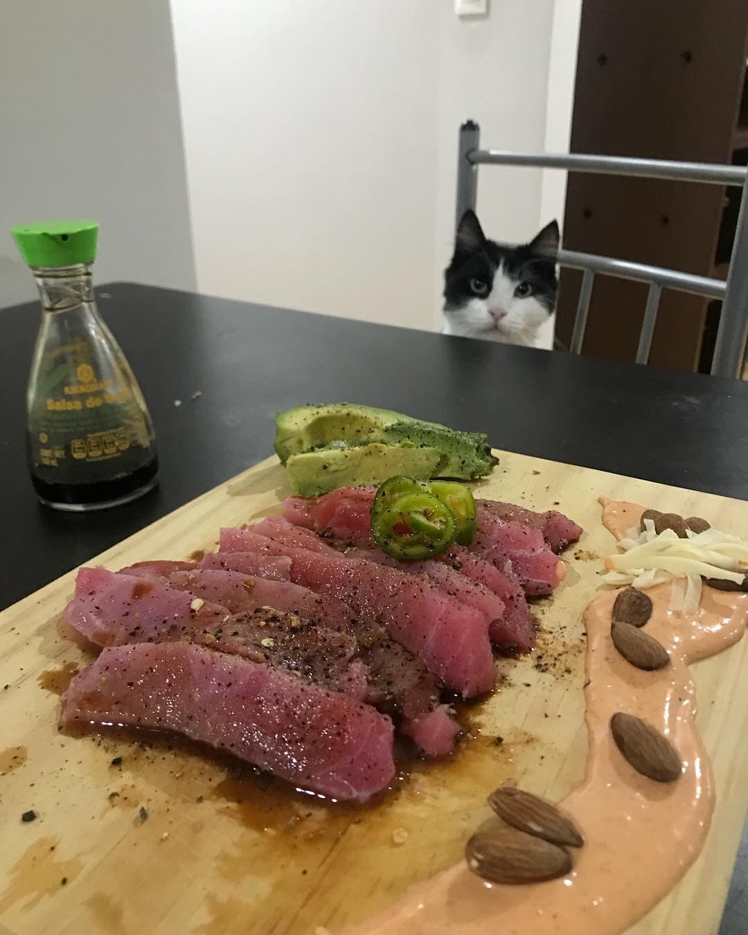 Aguas con lo que pongas en la mesa porque Pakito tiene buen ojo.