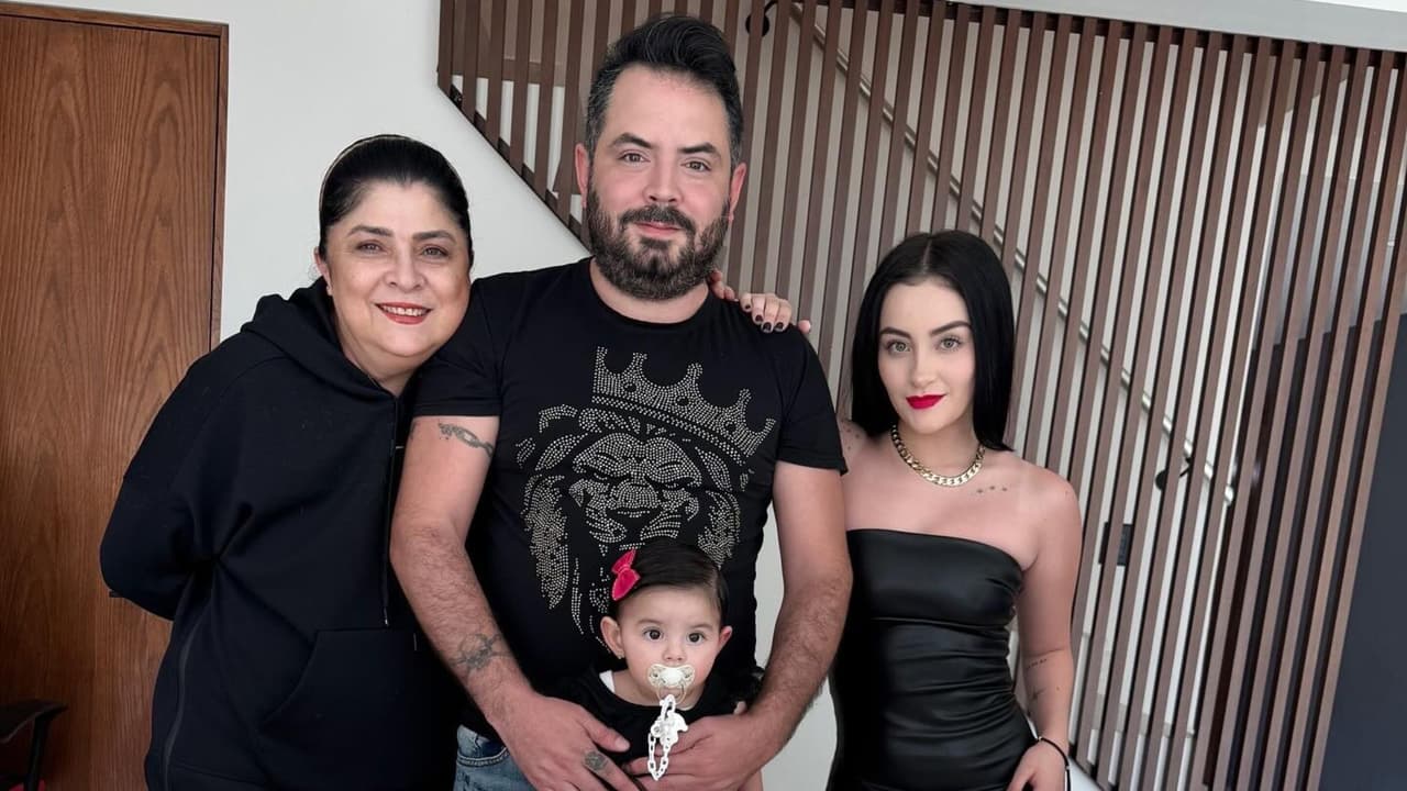 José Eduardo Derbez; Victoria Ruffo, su mamá; Tessa y Paola Dalay, hija y pareja, respectivamente, del actor.