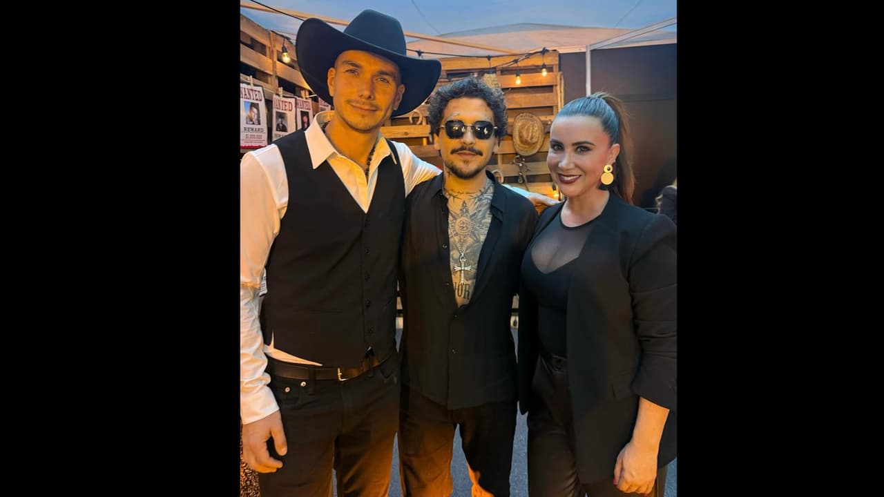 Mariazel y Adrián Rubio posan junto a Christian Nodal durante su concierto en CDMX
